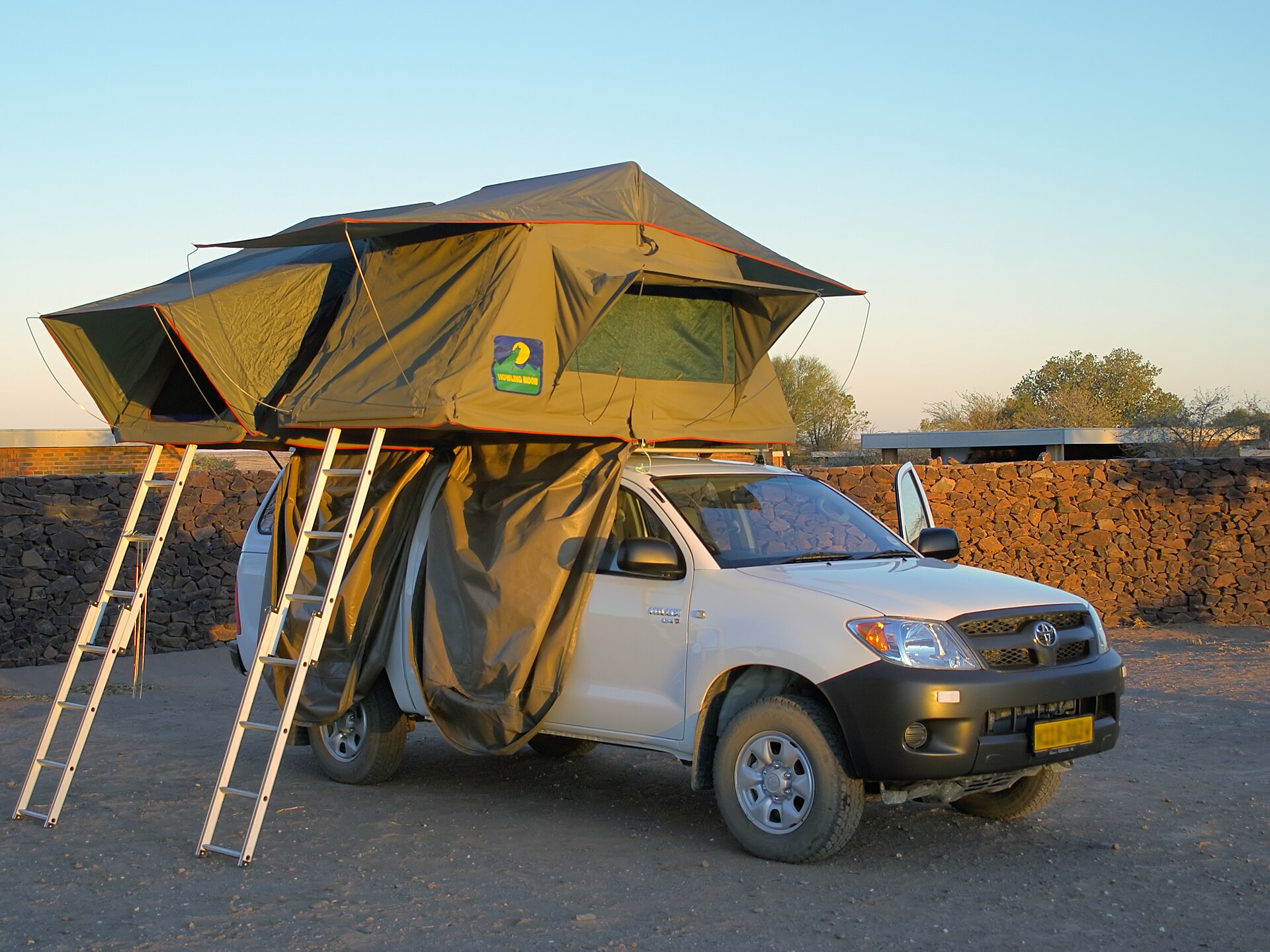 Ночь у озера: Hilux с палаткой на крыше